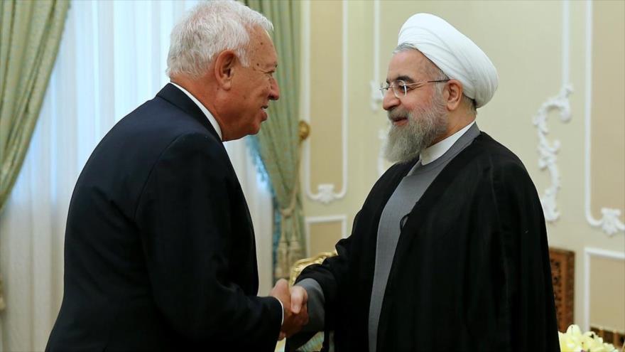 García Margallo y el presidente iraní Rohani se estrechan la mano en una reunión entre ambos gobiernos este año. 