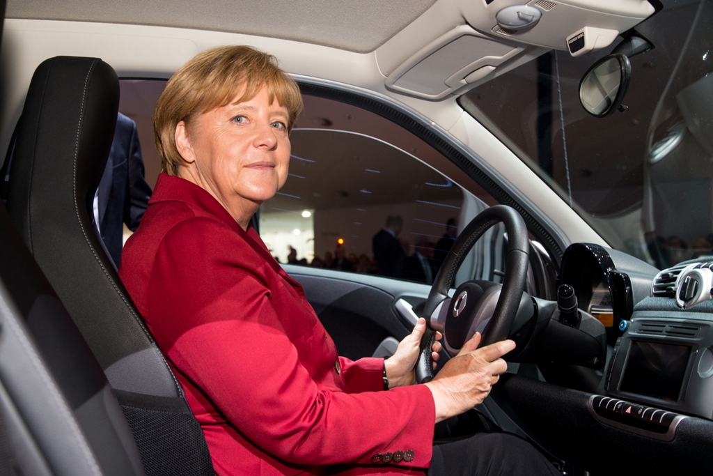Angela Merkel al volante de un coche eléctrico.