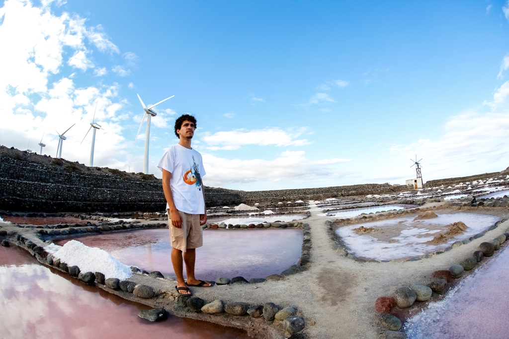 Azarug Justel es un estudiante de Gran Canaria que fue uno de los héroes elegidos por Greenpeace para acudir a la COP21. En la foto posa en una instalación eólica para desalar agua. FOTO: Greenpeace.