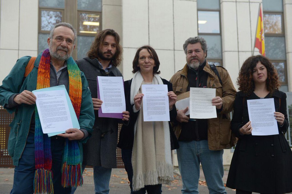 Los diputados de Podemos ante la sede del CSN. 