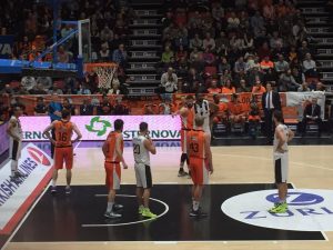 Un anuncio de Gesternova en la cancha del Valencia Basket durante un partido.