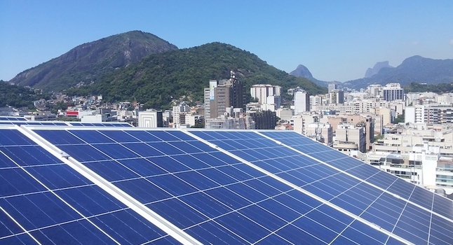 Sistema fotovoltaico en azotea en Brasil.