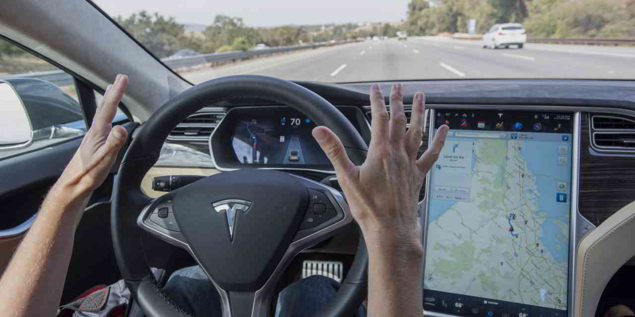 Un Tesla Model S conducido bajo el sistema Autopilot.