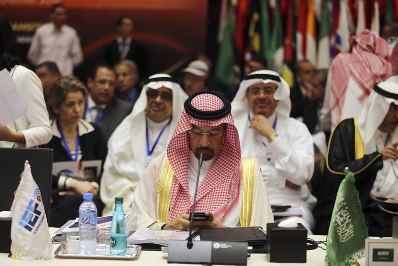 El ministro del Petróleo saudí, Khaled al-Faleh, asiste a la apertura del Foro Internacional de Energía en el palacio de congresos, en Argel, Argelia, hoy, 27 de septiembre de 2016.
