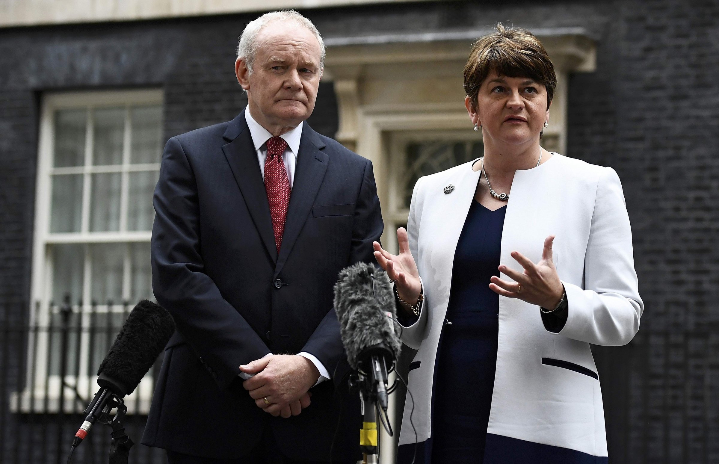 Arlene Foster y Martin McGuinness a la salida de un encuentro con Theresa May el pasado mes de octubre.