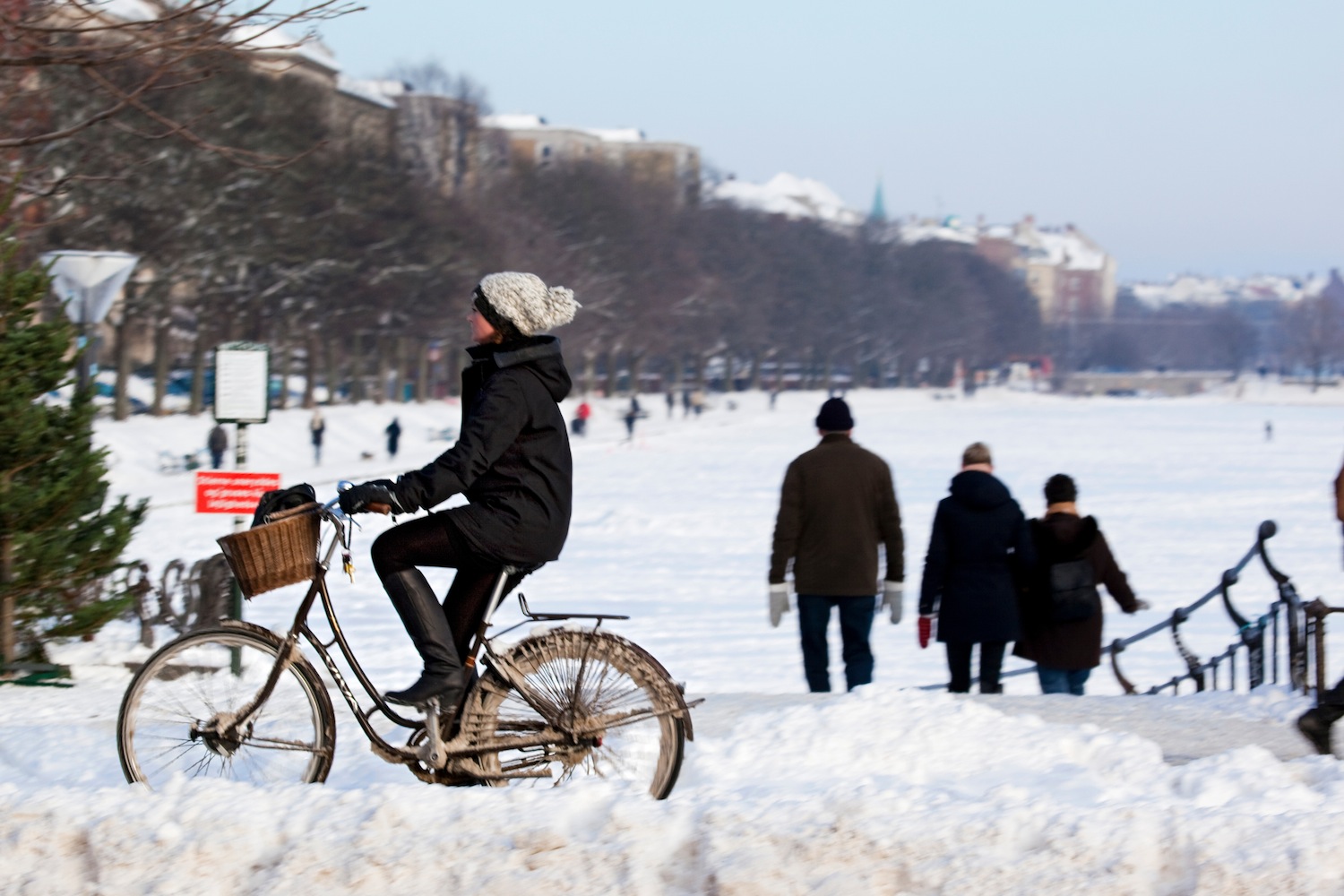 Circulando en bici en invierno, foto Kim Wyon.