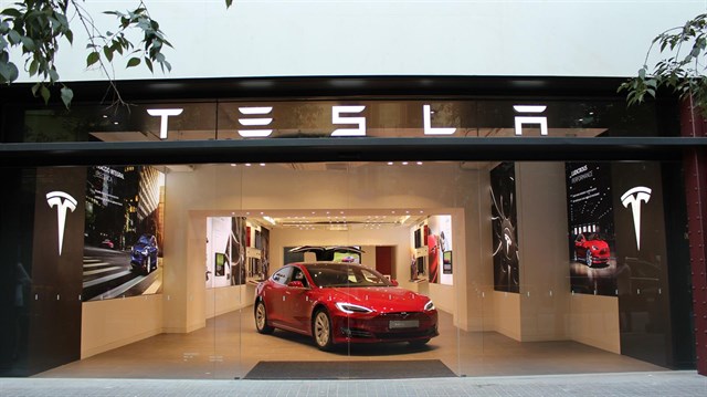 Tesla quiere hacer el agosto en Marbella: abre una tienda temporal en Puerto Banús