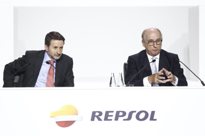La COVID-19 destroza las cuentas de Repsol: pierde 2.484 millones tras ajustar el valor de sus activos y la caída de los precios