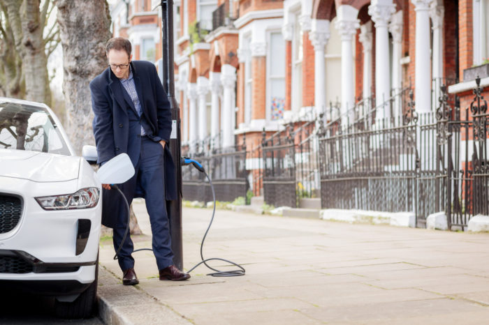 Siemens y ubitricity convierten las farolas de una calle residencial de Londres en cargadores de vehículos eléctricos 'ocultos'
