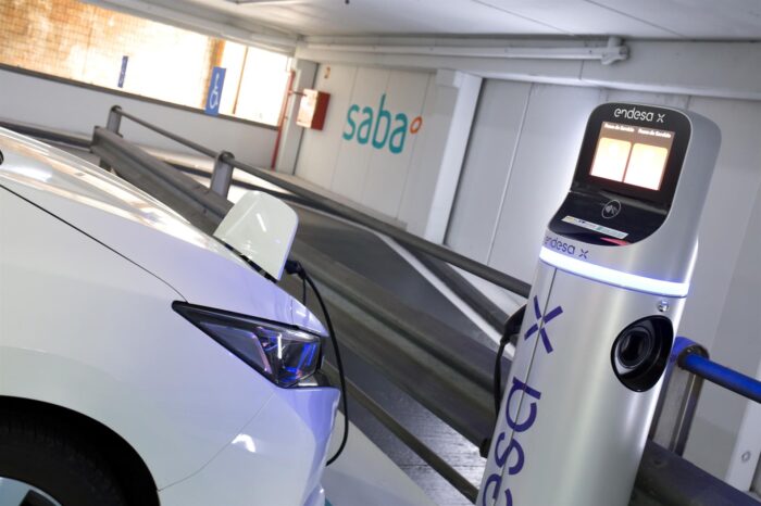 Endesa y Saba lanzan servicio para facilitar la recarga del coche eléctrico a quien no tiene parking privado
