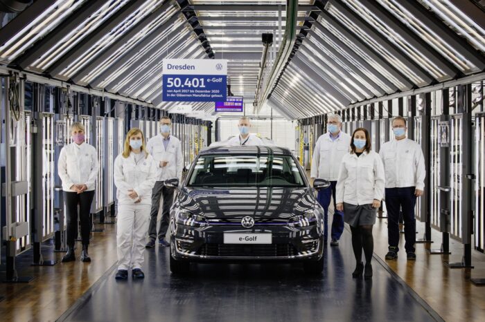 Volkswagen produce el último e-Golf en su fábrica de Dresden, que se prepara para ensamblar el ID.3