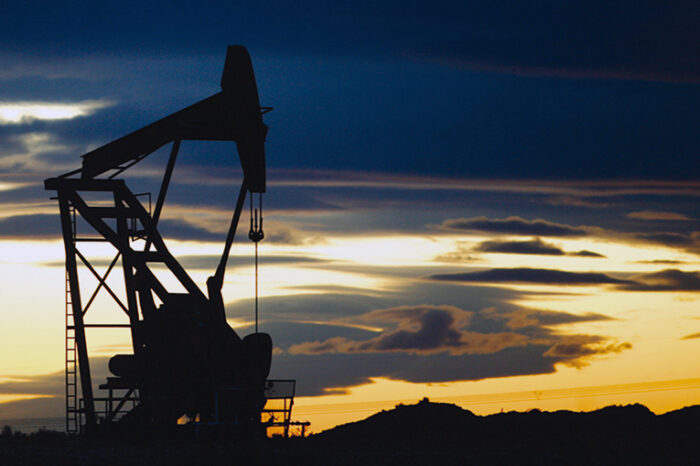 La OPEP+ seguirá adelante con el aumento previsto de su oferta y dispara el precio del petróleo