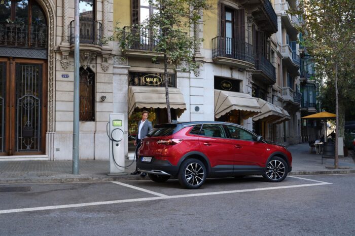 Opel permite a sus clientes probar su gama electrificada a domicilio