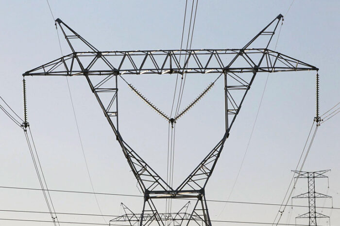El Gobierno abre la puerta a reformar el mercado eléctrico para poner fin a las "sobrerretribuciones"