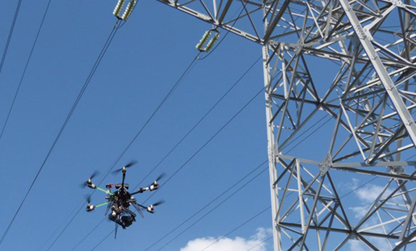 Endesa experimenta un sistema de tendido de líneas eléctricas con drones en Fregenal- de la Energía