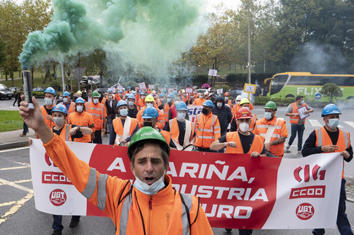 Trabajadores de Vestas marchan por Santiago y claman ante la Xunta por una "solución"