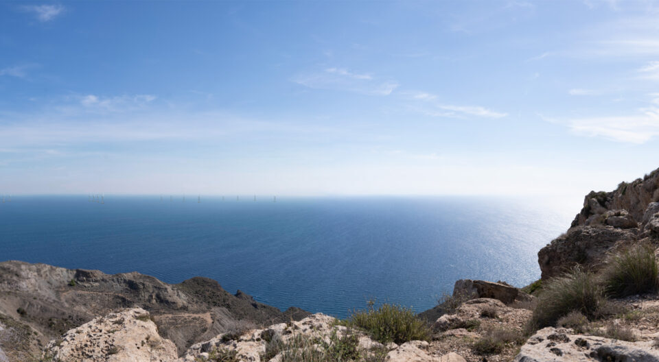 Así se verá el parque eólico flotante Mar de Ágata desde la costa de Almería: prácticamente como si no estuviera