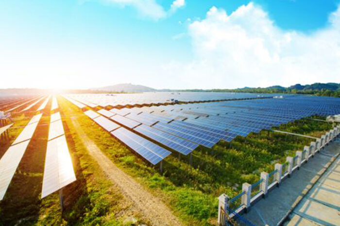 BayWa r.e. vende un parque solar de 56 MW en Málaga a Encavis, que entra en el mercado español