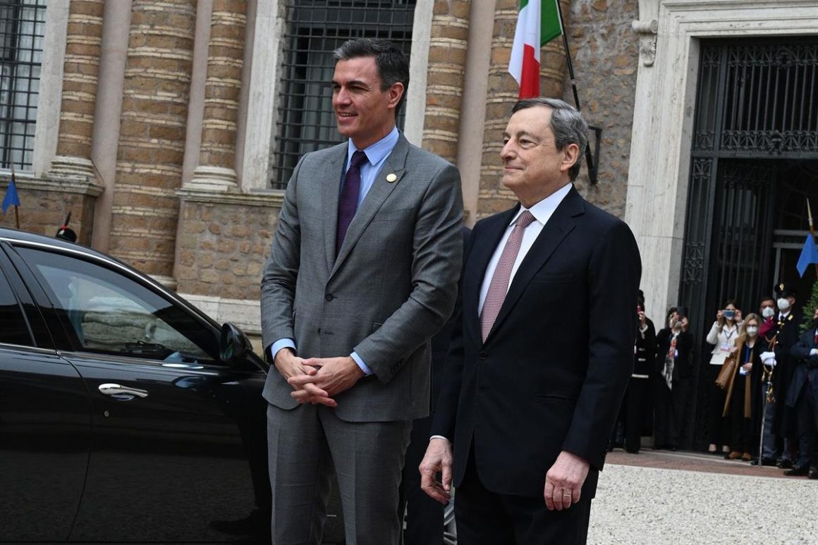 El primer ministro de Italia, Mario Draghi, y Pedro Sánchez. FOTO: Pool Moncloa/Borja Puig de la Bellacasa