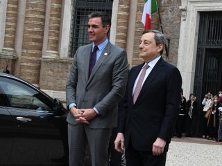 El primer ministro de Italia, Mario Draghi, y Pedro Sánchez. FOTO: Pool Moncloa/Borja Puig de la Bellacasa