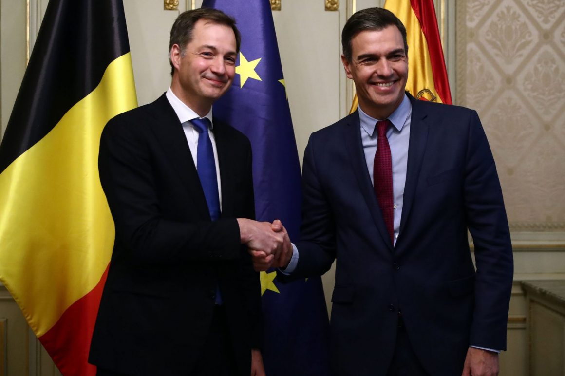 El primer ministro del Reino de Bélgica, Alexander De Croo, junto al presidente del Gobierno, Pedro Sánchez. FOTO: Pool Moncloa/Fernando Calvo