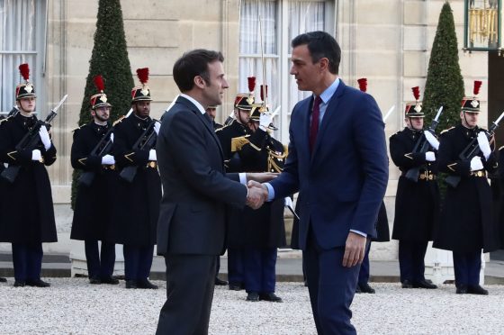 El presidente de la República Francesa, Emmanuel Macron y el presidente del Gobierno, Pedro Sánchez. FOTO: Pool Moncloa/Fernando Calvo