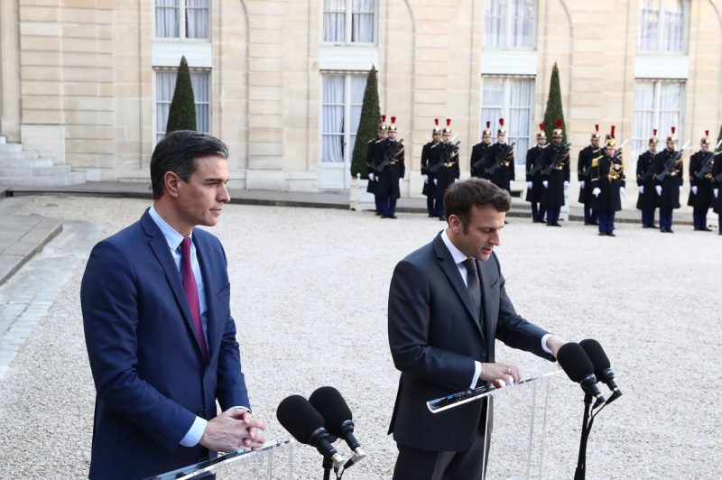 El presidente de la República Francesa, Emmanuel Macron y el presidente del Gobierno, Pedro Sánchez. FOTO: Pool Moncloa/Fernando Calvo