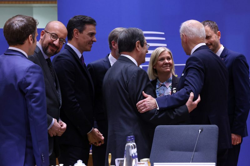 El presidente del Gobierno, Pedro Sánchez, junto a otros asistentes al Consejo Europeo, al inicio de la sesión de trabajo de la primera jornada de la reunión. FOTO: Pool EU