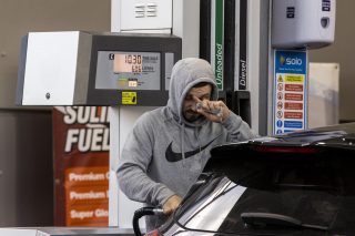 Un hombre reposta gasolina en Reino Unido.