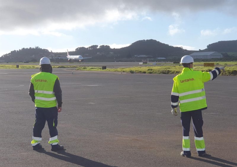 Trabajadores de Lantania en el aropuerto Tenerife Norte donde Aena va a invertir 14,5 millones en la mejora del sistema eléctrico. FOTO: Lantania
