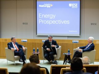 Los exministros Álvaro Nadal y Jordi Sevilla intervienen en un encuentro organizado por IESE Business School y Fundación Naturgy. FOTO: Fundación Naturgy