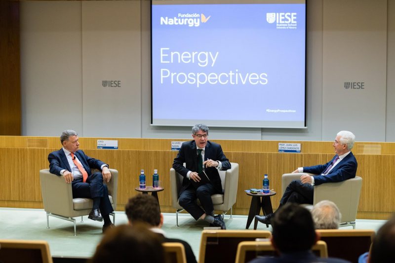 Los exministros Álvaro Nadal y Jordi Sevilla intervienen en un encuentro organizado por IESE Business School y Fundación Naturgy. FOTO: Fundación Naturgy