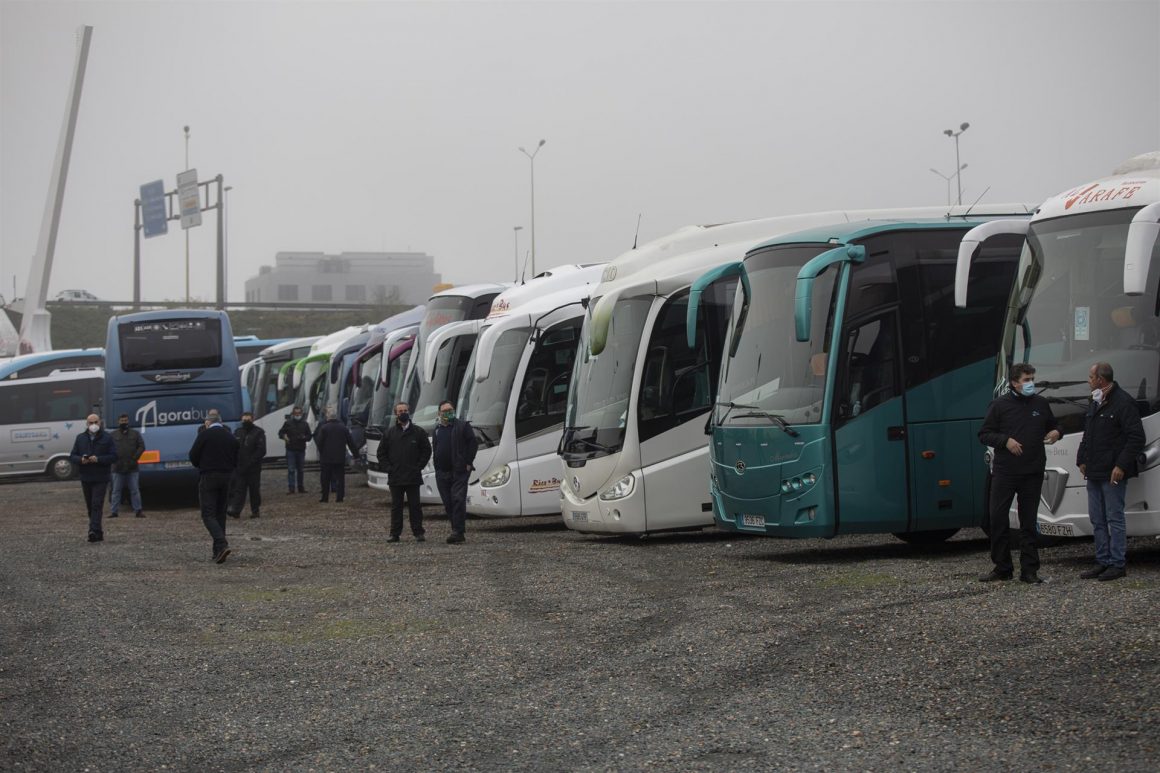 Varios autocares discrecionales y turísticos estacionados. FOTO: María José López - Europa Press
