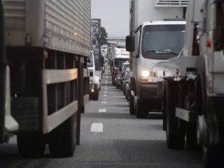 Retención de trñafico de vehículos en una carretera. FOTO: T&E
