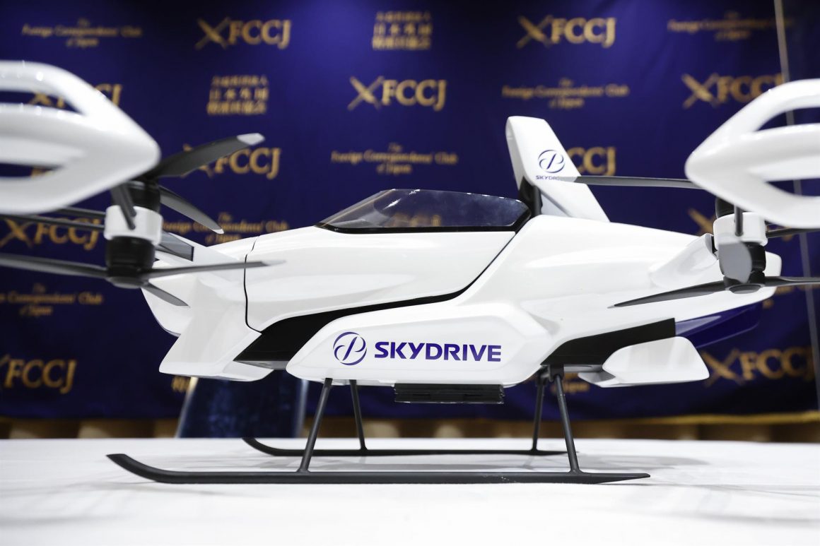 A scale model of a flying car SD-03 on display during a news conference at The Foreign Correspondents' Club of Japan. Tomohiro Fukuzawa CEO of the SkyDrive set a goal to launch its flying cars to transport humans - Rodrigo Reyes Marin/ZUMA Press W / DPA - Archivo
