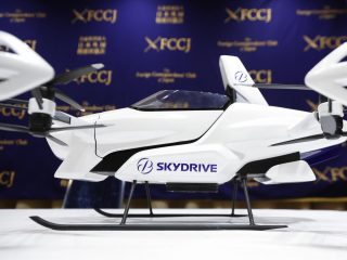 A scale model of a flying car SD-03 on display during a news conference at The Foreign Correspondents' Club of Japan. Tomohiro Fukuzawa CEO of the SkyDrive set a goal to launch its flying cars to transport humans - Rodrigo Reyes Marin/ZUMA Press W / DPA - Archivo