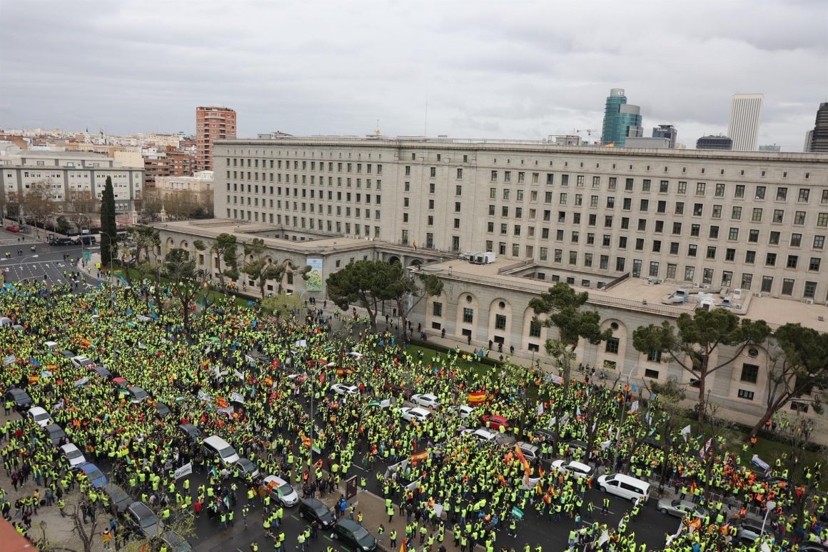 Vista general de los asistentes a una manifestación por el sector del transporte, en el Ministerio de Transportes, a 25 de marzo de 2022, en Madrid. FOTO: Jesús Hellín - Europa Press