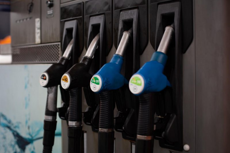 Las mangueras con los diferentes tipos de gasolina, en una gasolinera de Barcelona, a 11 de marzo de 2022, en Barcelona, Cataluña (España). FOTO: David Zorrakino - Europa Press