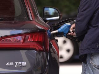 Un hombre inyecta carburante a su coche. FOTO: Eduardo Parra - Europa Press