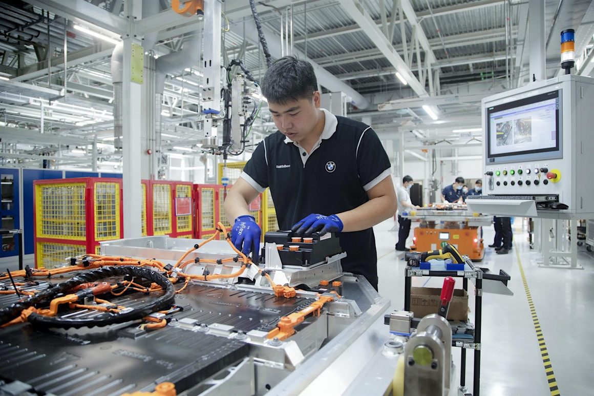 Producción de baterías para coches eléctricos en Tiexi (China). FOTO: BMW