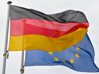 Bandera de Alemania y de la Unión Europea. FOTO: Patrick Pleul/dpa-Zentralbild/ZB