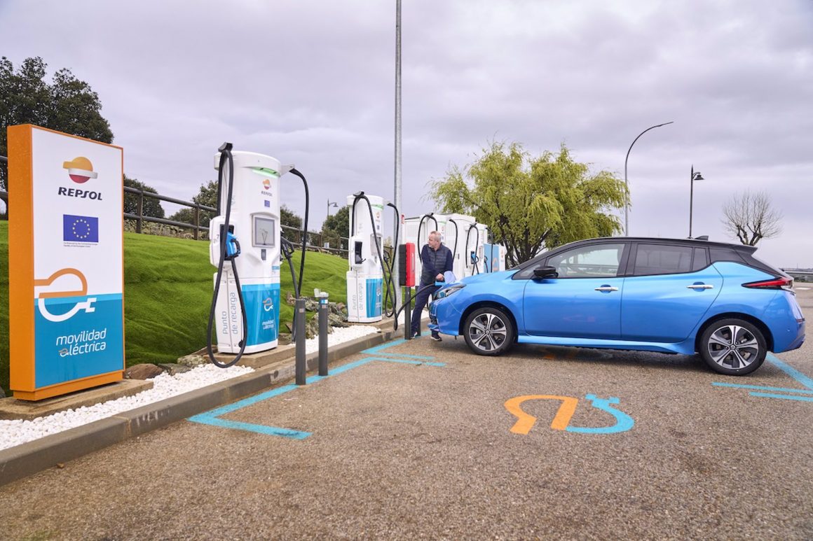 El nuevo punto de Repsol de recarga de vehículos eléctricos en Venturada (Madrid). FOTO: Repsol