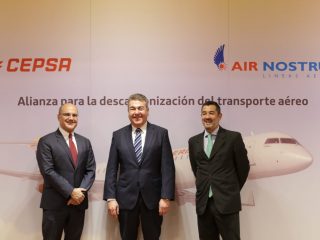 Carlos Barrasa, director de Commercial y Clean Energies de Cepsa, Carlos Bertomeu, presidente de Air Nostrum, y Gerardo Pardo, director de aviación de Cepsa. FOTO: Cepsa