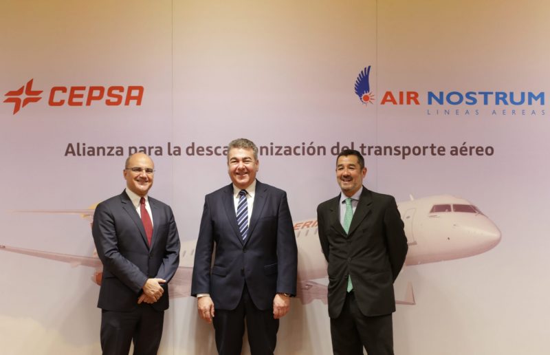 Carlos Barrasa, director de Commercial y Clean Energies de Cepsa, Carlos Bertomeu, presidente de Air Nostrum, y Gerardo Pardo, director de aviación de Cepsa. FOTO: Cepsa