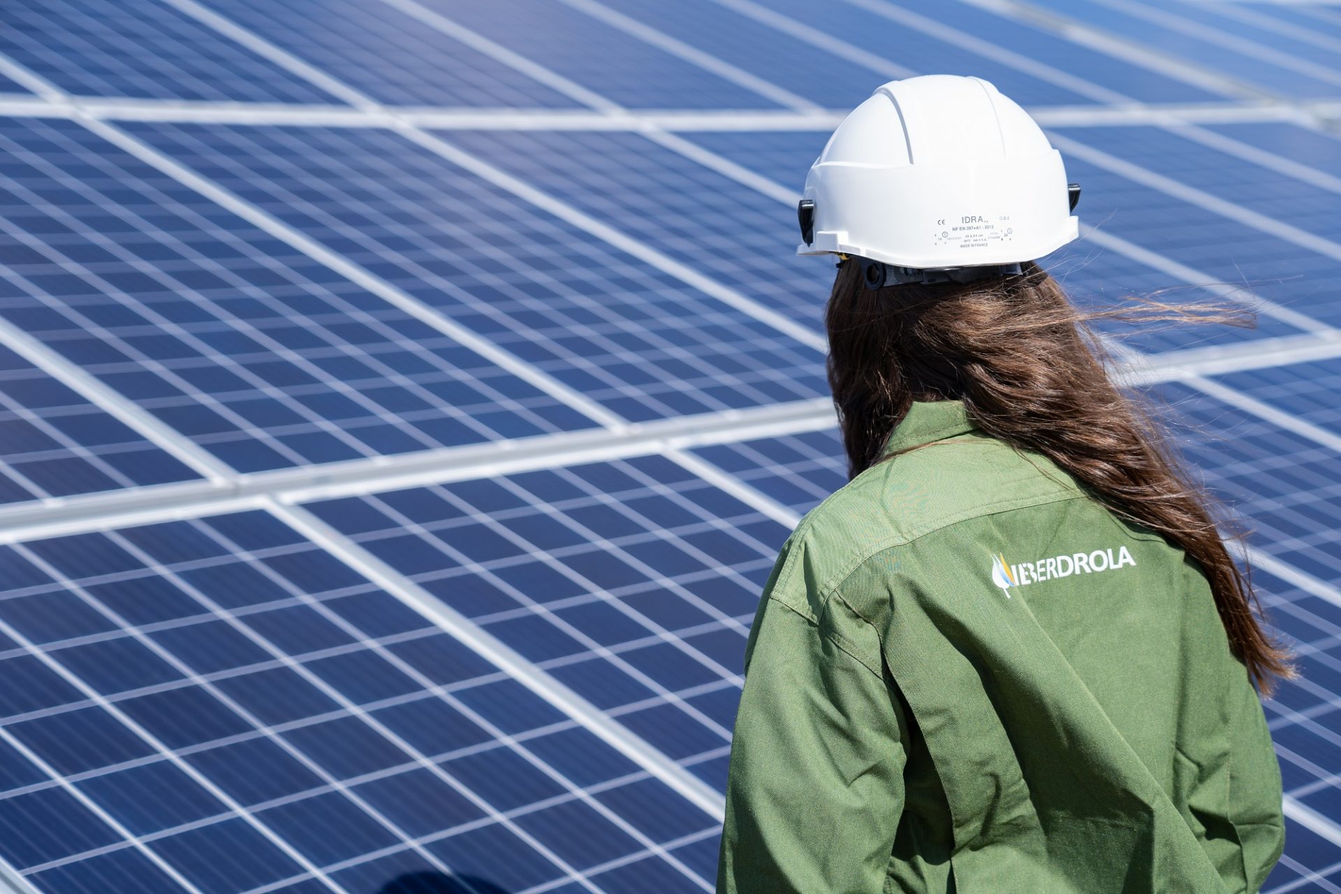 Trabajadora de Iberdrola en una de las instalaciones fotovoltaicas de la compañía. FOTO: Iberdrola