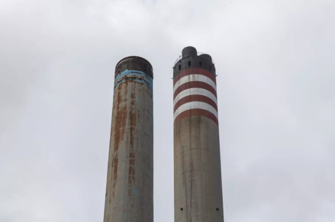 Las chimeneas de la central de Jinámar que Endesa. FOTO: Europa Press