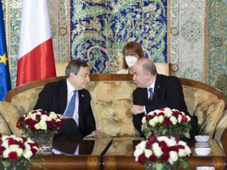 El primer ministro de Italia, Mario Draghi, y el Primer Ministro de la República Democrática y Popular de Argelia, Aïmen Benabderrahmane. FOTO: Gobierno de Italia