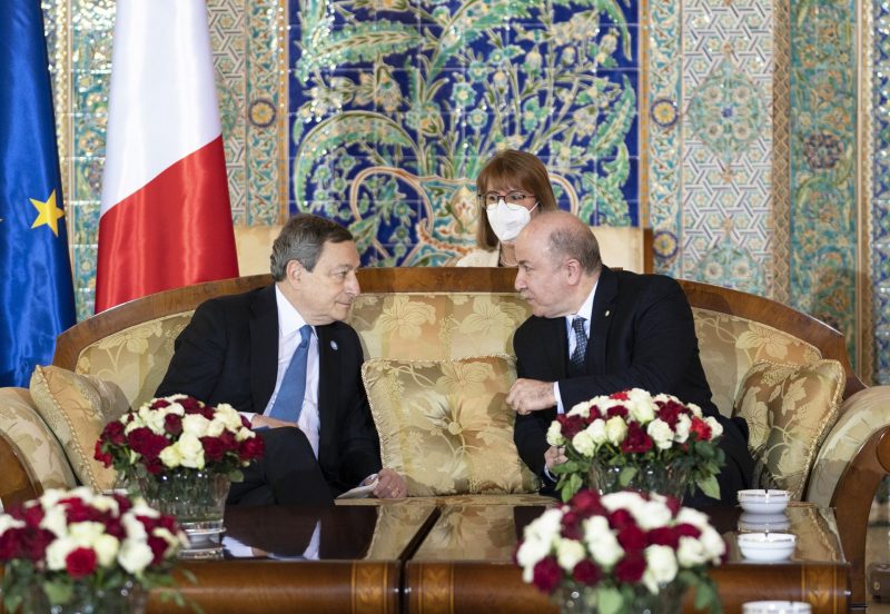 El primer ministro de Italia, Mario Draghi, y el Primer Ministro de la República Democrática y Popular de Argelia, Aïmen Benabderrahmane. FOTO: Gobierno de Italia