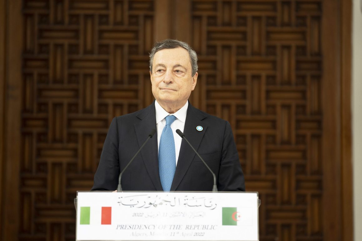El primer ministro de Italia, Mario Draghi, en su viaje a Argelia para asegurar el suministro de gas. FOTO: Gobierno de Italia