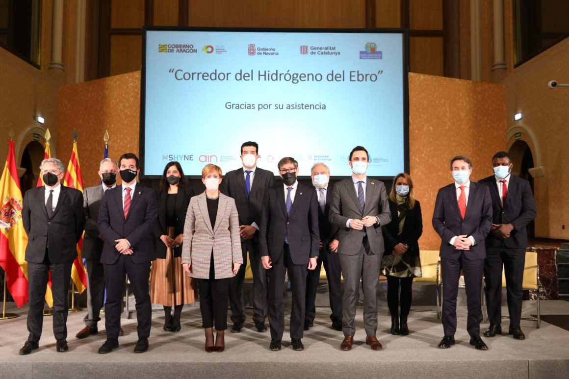 Representantes de los gobiernos autonómicos, iniciativas regionales y representantes del proyecto Shyne que impulsan el Corredor del Hidrógeno del Ebro. FOTO: Repsol